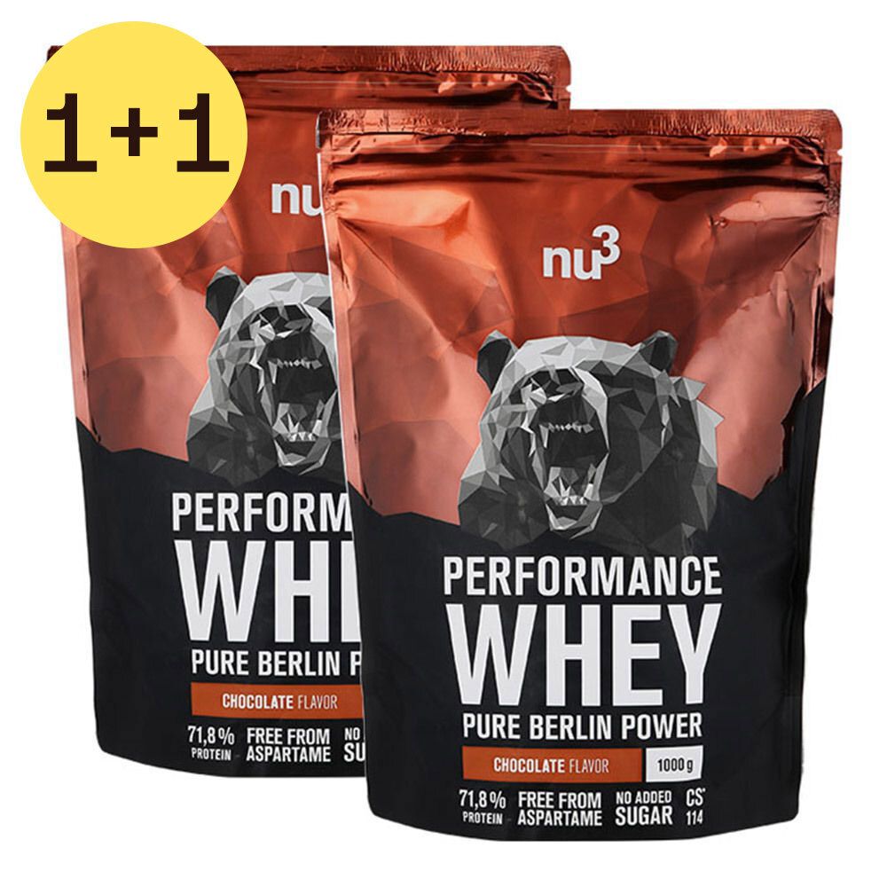Twee zakken nu3 Performance Whey. Opschrift: Performance Whey, Pure Berlin Power, Chocolate Flavor. 1+1 gratis actie.