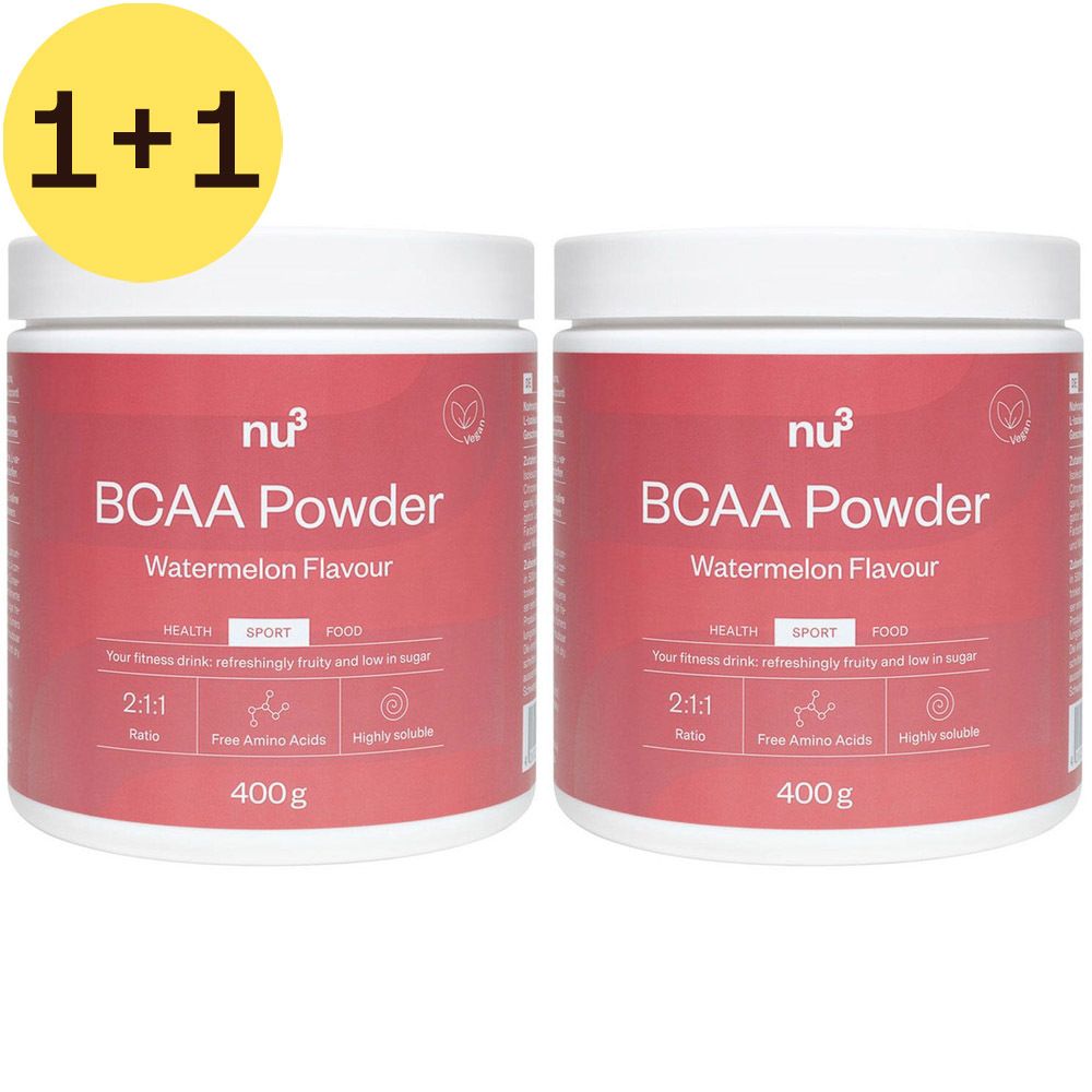 Twee witte potten met rood etiket. Opschrift: BCAA Powder, watermeloensmaak. 1+1 gratis sticker.