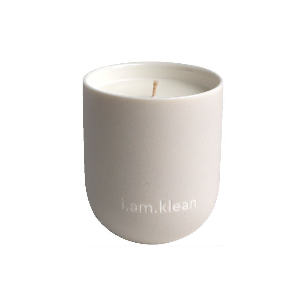 Beige keramische kaars met lont. 'i.am.klean' staat op de voorkant.