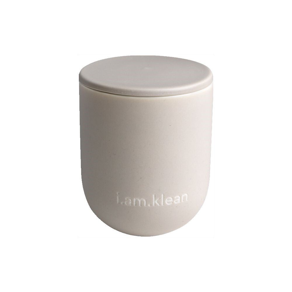 Beige keramische kaars met deksel. 'i.am.klean' staat op de voorkant. De deksel is gesloten.