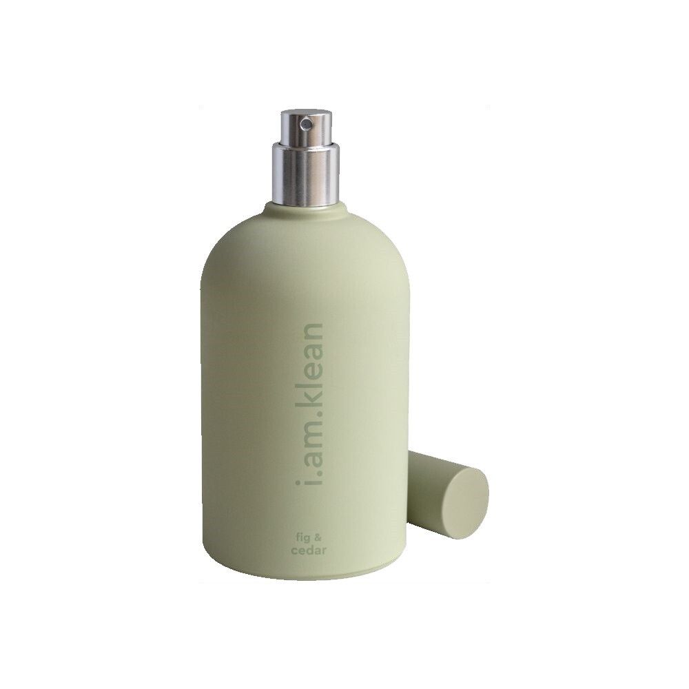 Lichtgroene fles met verstuiver en dop. Opschrift: i.am.klean, fig & cedar.
