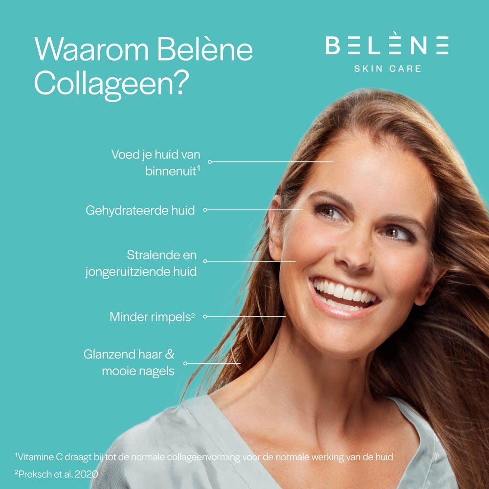Vrouw in witte badjas houdt een schepje poeder vast naast een zakje BELENE Skin Care Anti-Aging Collageen Beauty Poeder.