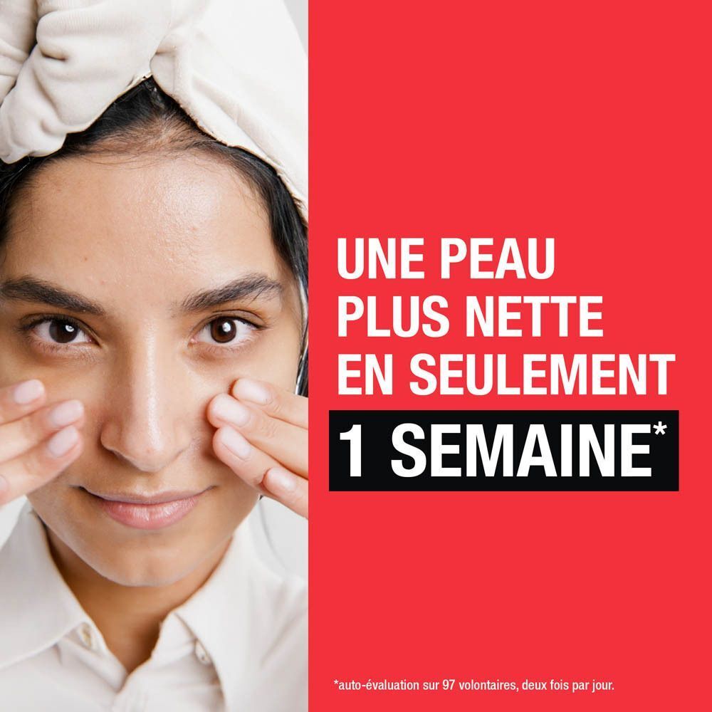 Femme avec une serviette sur la tête. Texte : Une peau plus nette en seulement 1 semaine.