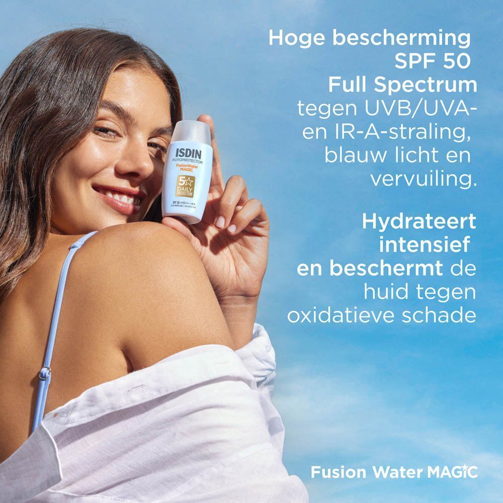 Vrouw met ISDIN Fusion Water Magic SPF 50.