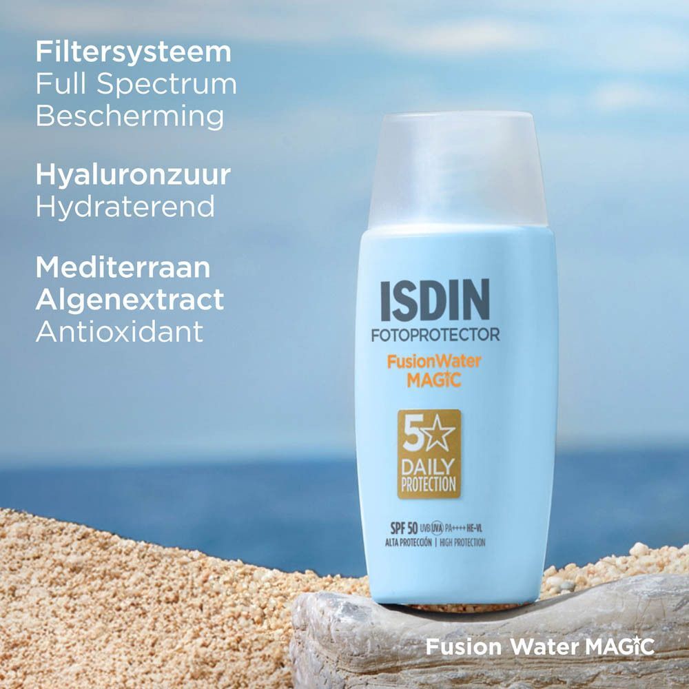 ISDIN Fotoprotector Fusion Water Magic zonnebrandfles op het strand.