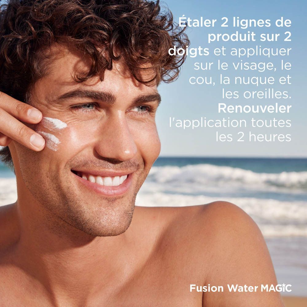 Homme appliquant une crème solaire sur son visage. Texte : "Étaler 2 lignes de produit sur 2 doigts et appliquer sur le visage, le cou, la nuque et les oreilles. Renouveler toutes les 2 heures."