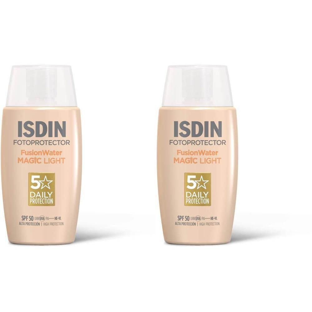Deux flacons ISDIN FOTOPROTECTOR FusionWater MAGIC LIGHT avec SPF 50, protection quotidienne.