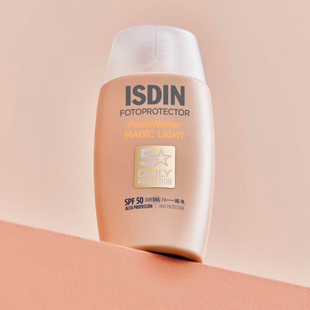 ISDIN Fotoprotector Fusion Water Magic écran solaire SPF 50, sur une surface rose.