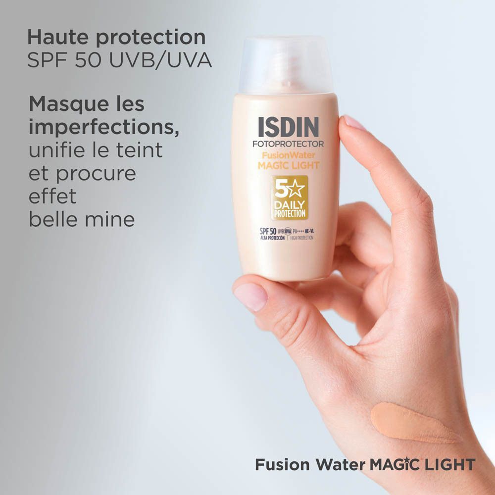 Bouteille de protection solaire ISDIN Fotoprotector Fusion Water Magic Light SPF 50 avec deux teintes de peau.