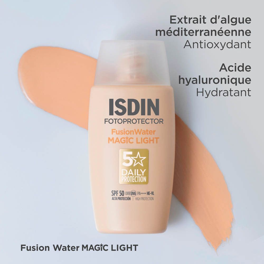 Un flacon ISDIN Fotoprotector Fusion Water Magic Light SPF 50 entouré d'une texture crémeuse.