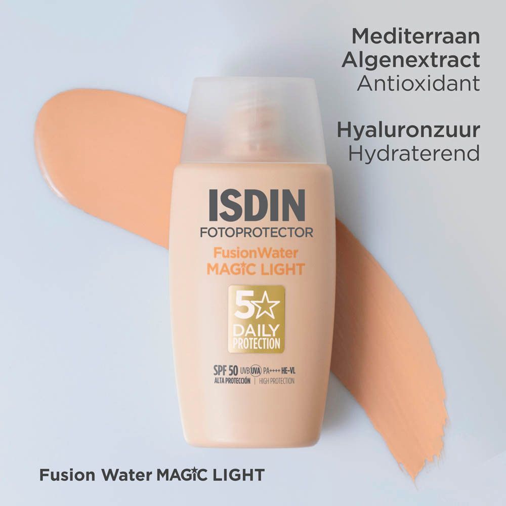 ISDIN Fotoprotector Fusion Water Magic Light zonnebrandfles met SPF 50, omringd door huidtinten.