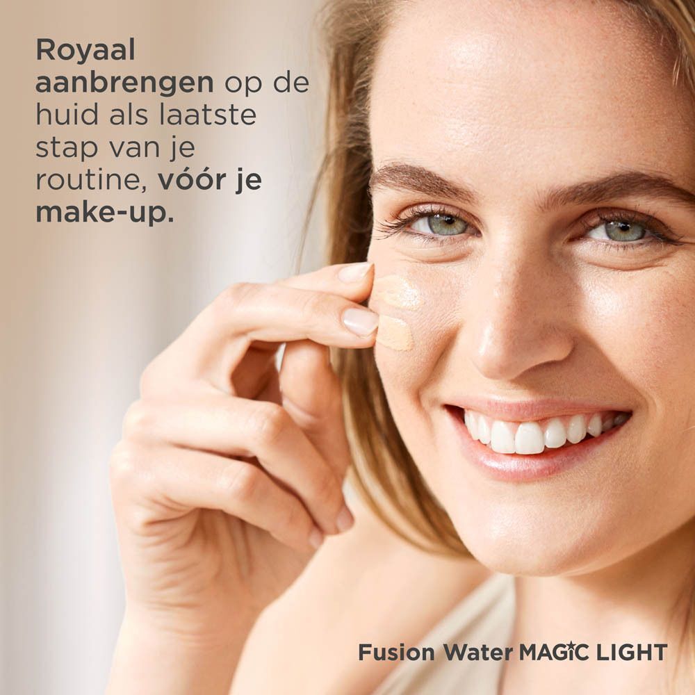 Een vrouw brengt ISDIN Fusion Water zonnebrandcrème aan op haar wang.