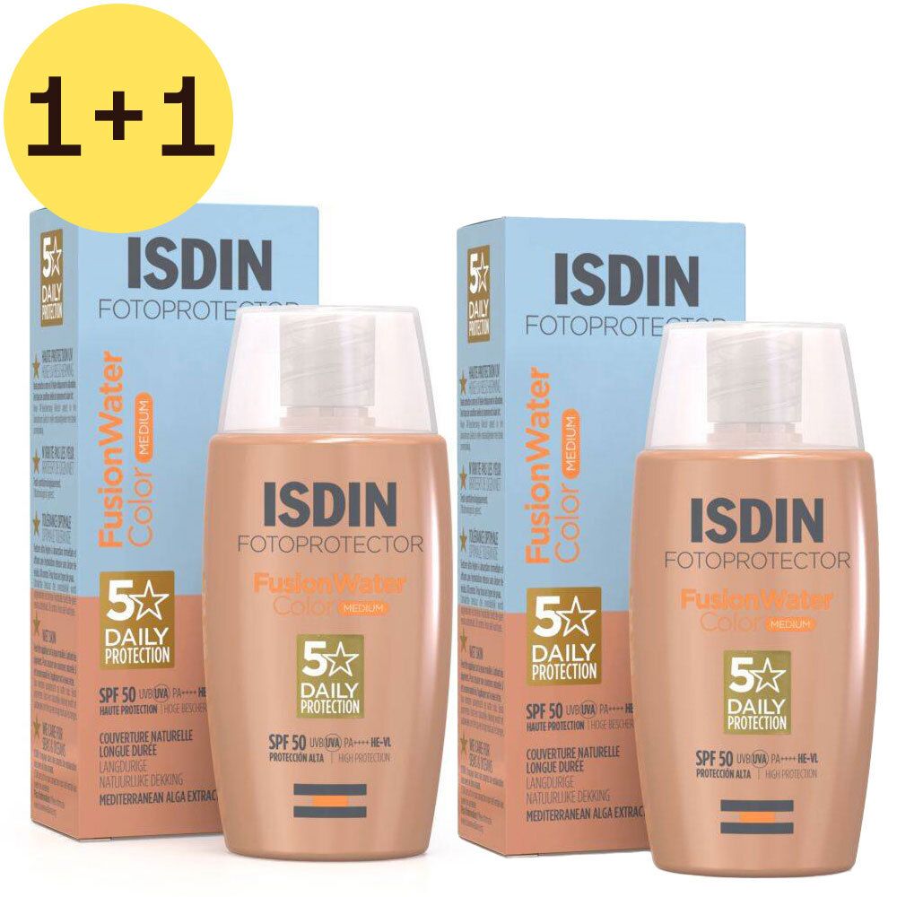 Twee flessen en twee dozen ISDIN Fotoprotector FusionWater Color SPF50+. Gele cirkel met "1+1".
