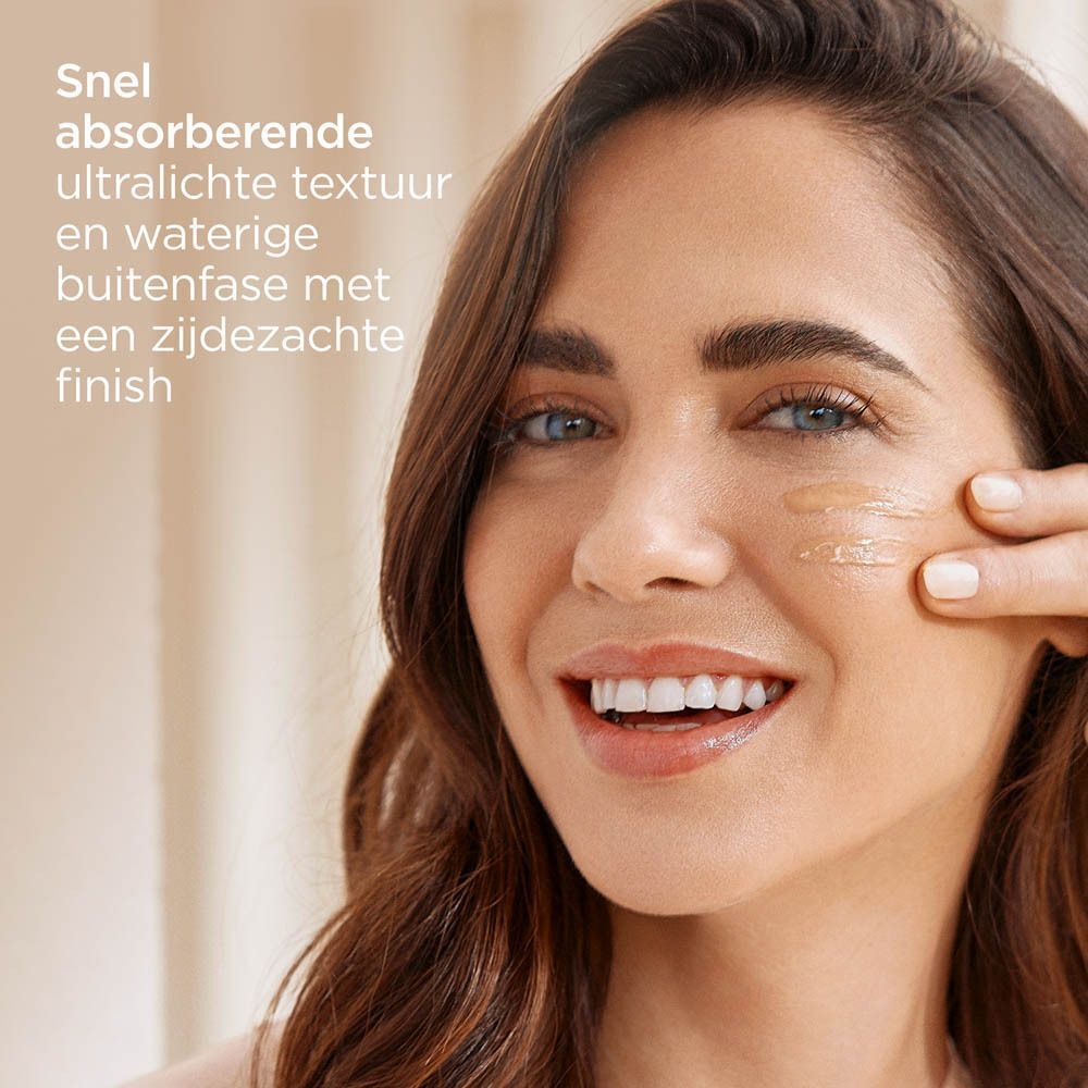 Vrouw brengt foundation aan met snelle absorptie en zijdezachte finish.
