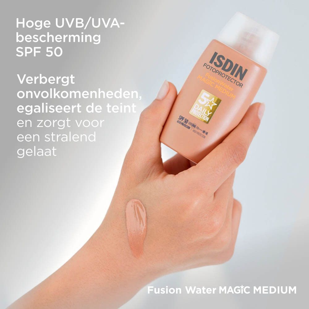 ISDIN Fotoprotector Fusion Water Magic Medium, zonnebrandcrème met SPF 50, aangebracht op een hand.