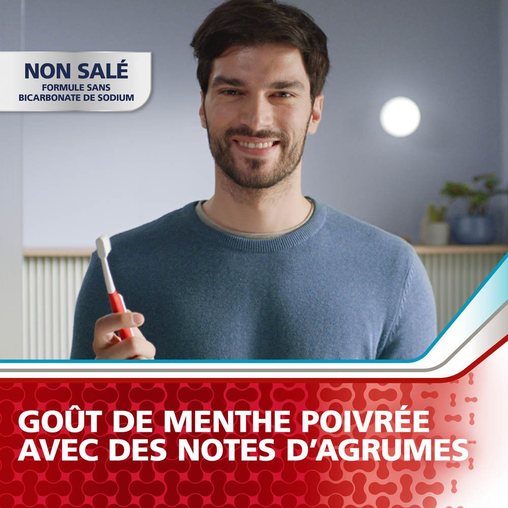 Homme avec brosse à dents. Texte: Goût de menthe poivrée avec des notes d'agrumes.