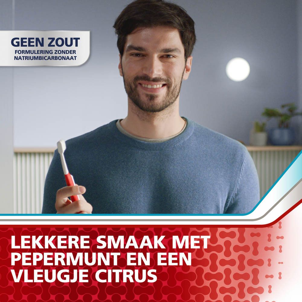 Man met tandenborstel. Tekst: Lekkere smaak met pepermunt en een vleugje citrus. Geen zout. Formuliering zonder natriumbicarbonaat.