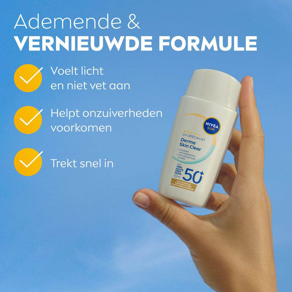 Vrouw houdt flacon Nivea Sun UV Face Specialist vast. Tekst: Derma Skin Clear, 50+.