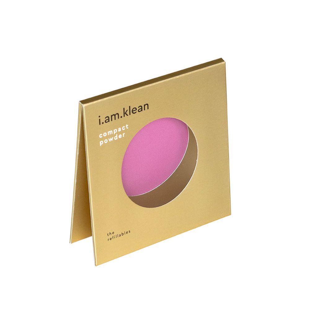 Gouden verpakking met roze poeder. Merknaam i.am.klean en productnaam "compact powder" zichtbaar. Schuine weergave.