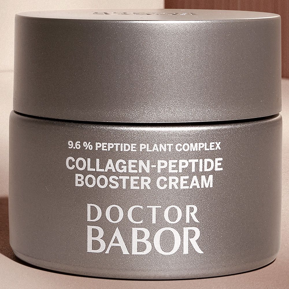 Open pot. Opschrift: Collagen-Peptide Booster Cream, Doctor BABOR. Op een sokkel.