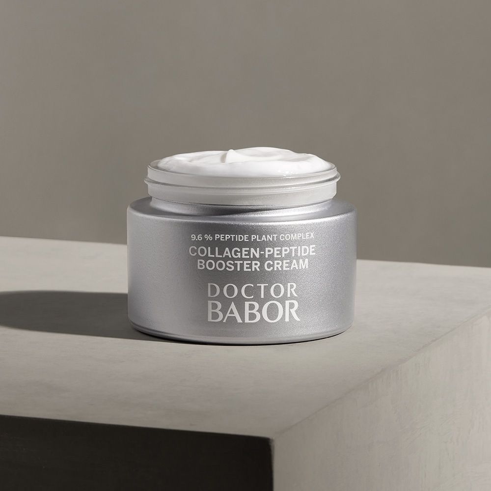 Zilverkleurige pot met deksel. Opschrift: Collagen-Peptide Booster Cream, Doctor BABOR.