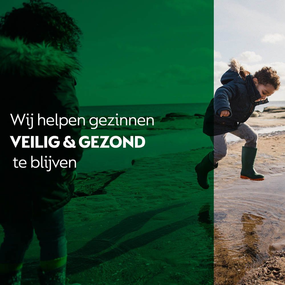 Twee kinderen spelen op het strand. Tekst op groene achtergrond: Wij helpen gezinnen veilig & gezond te blijven.