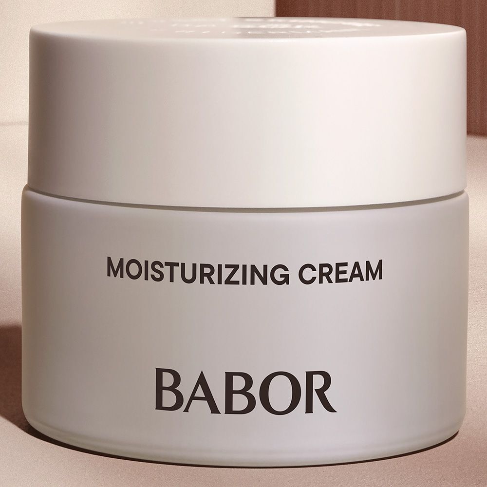 Crèmepot met deksel. Opschrift MOISTURIZING CREAM en BABOR. Witte pot.