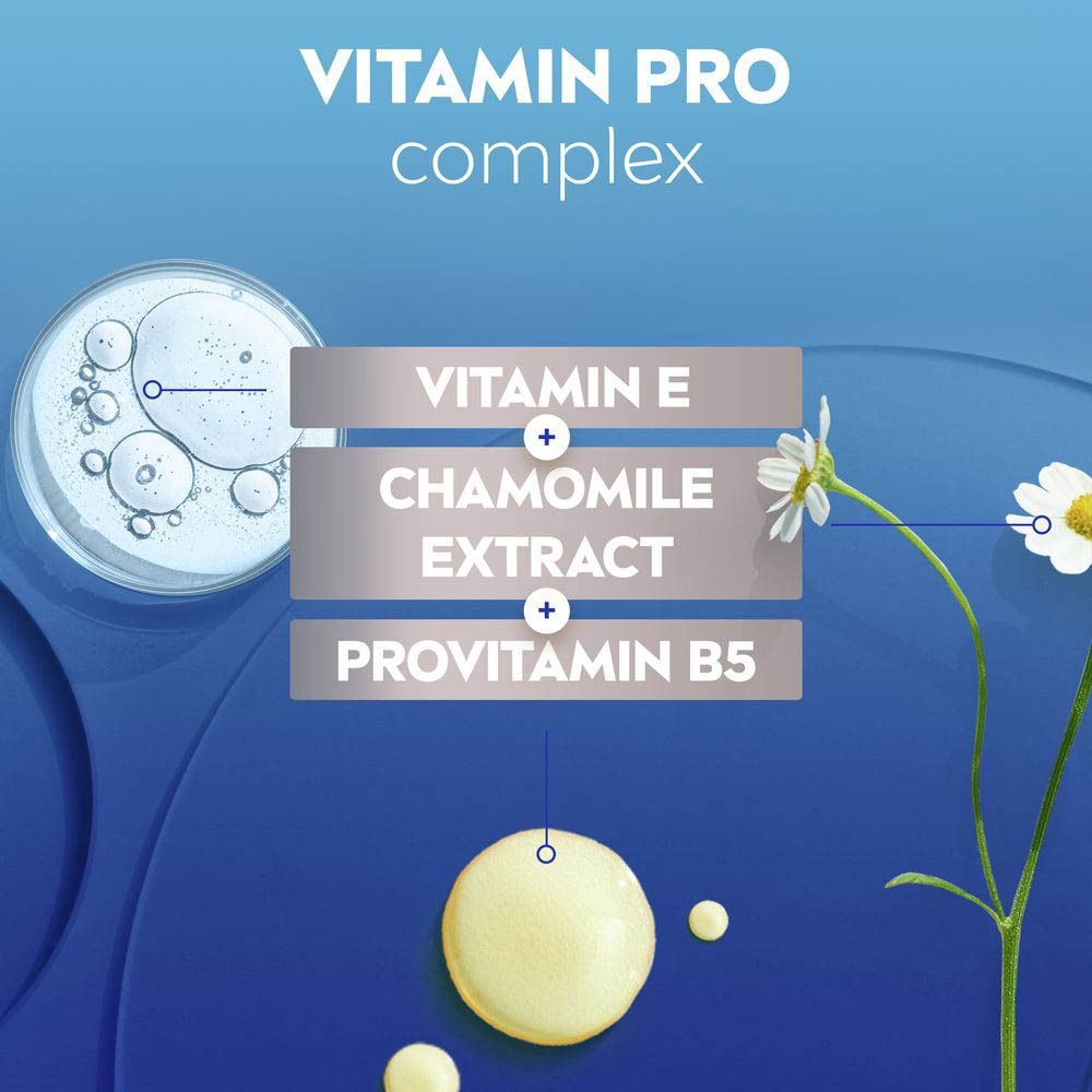 Gros plan sur le complexe Vitamin Pro. Vitamine E, extrait de camomille, provitamine B5. Gouttes bleues et jaunes.