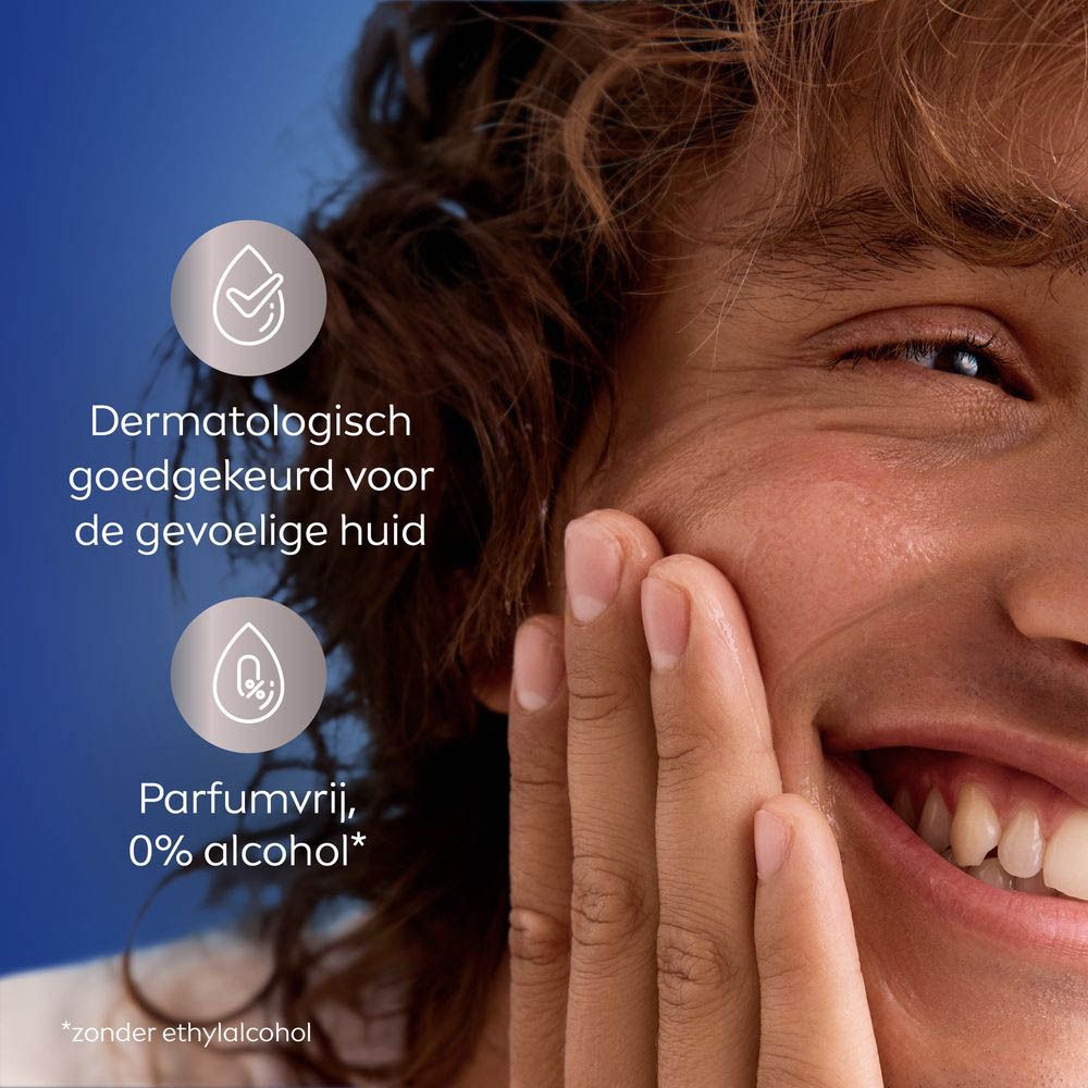 Close-up van een man. Crème op de huid. Trekt snel in.