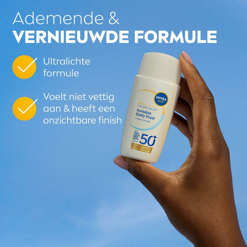 Hand houdt fles. Tekst: Ademende & vernieuwde formule. Ultralichte formule. Voelt niet vettig aan.