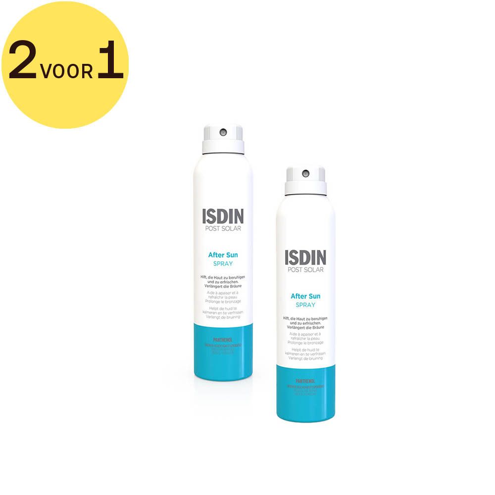Twee witte en blauwe sprays met sproeikop. Opschrift: ISDIN Post Solar After Sun Spray. 2 voor 1 aanbieding.