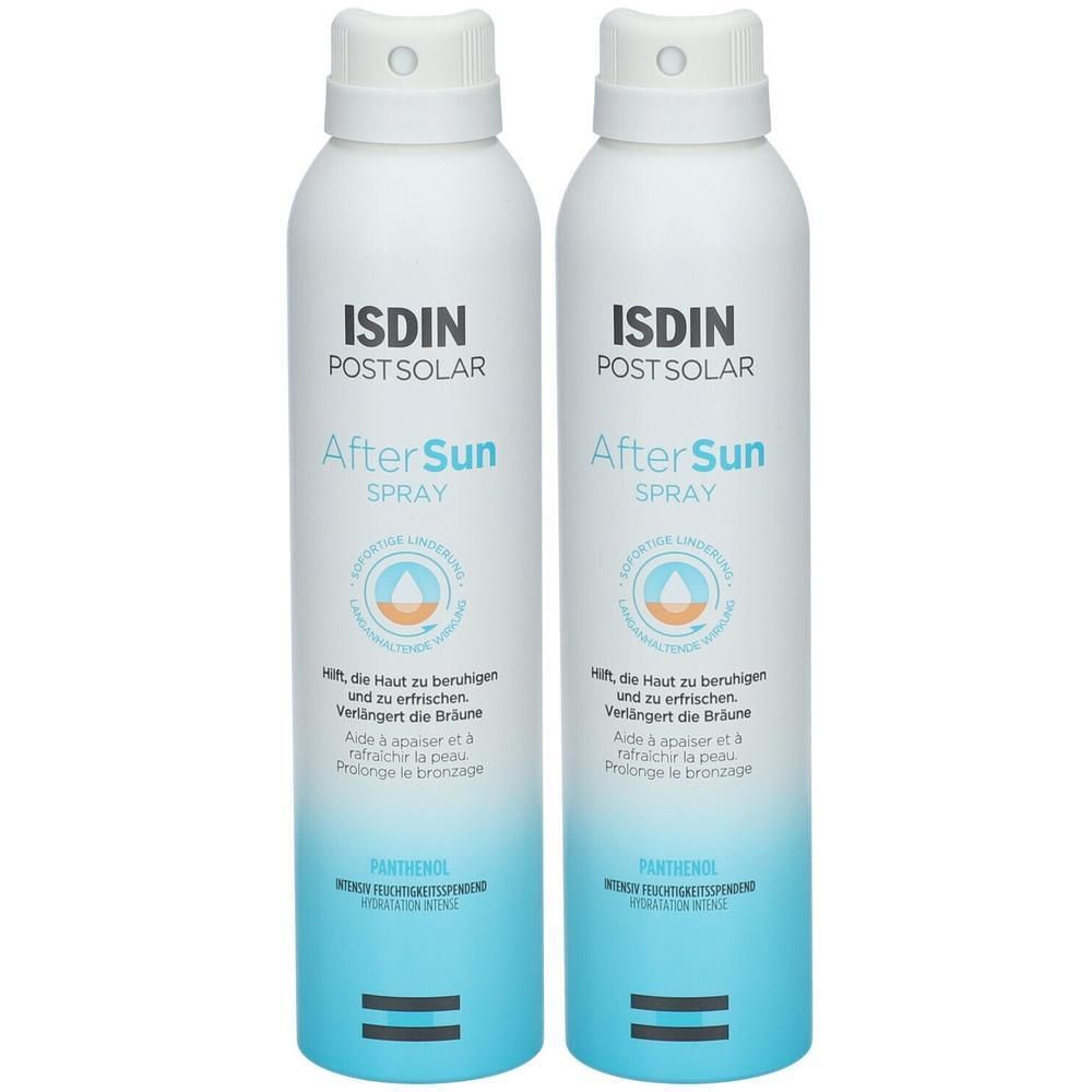 Twee witte en blauwe sprays met sproeikop. Opschrift: ISDIN Post Solar After Sun Spray. Bevat panthenol.