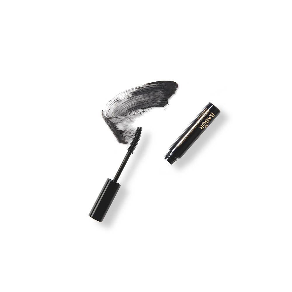 Zwarte mascara tube en borstel met mascara veeg. Merk Babor zichtbaar.