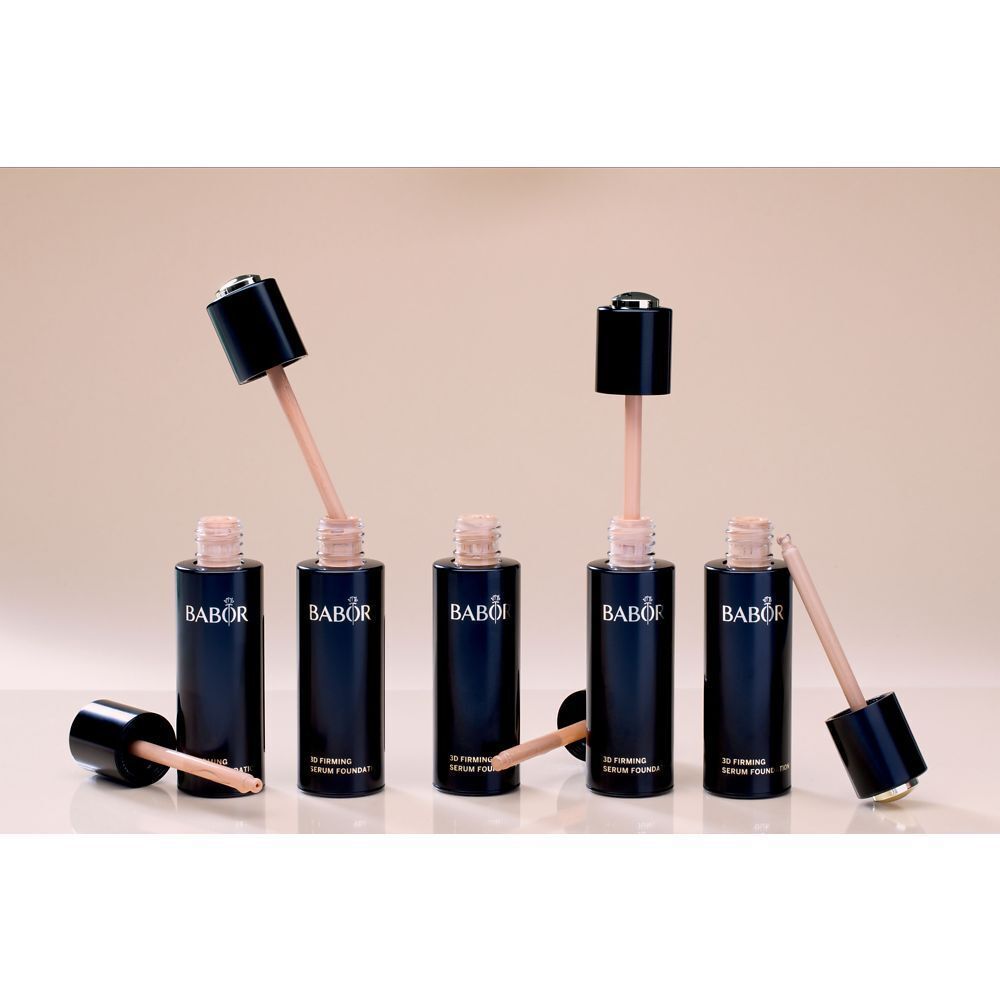 Vijf flessen met geopende applicators. Opschrift BABOR en 3D Firming Serum Foundation.