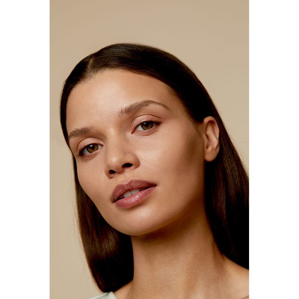 Close-up van een gezicht. Huid met foundation. Natuurlijke look.