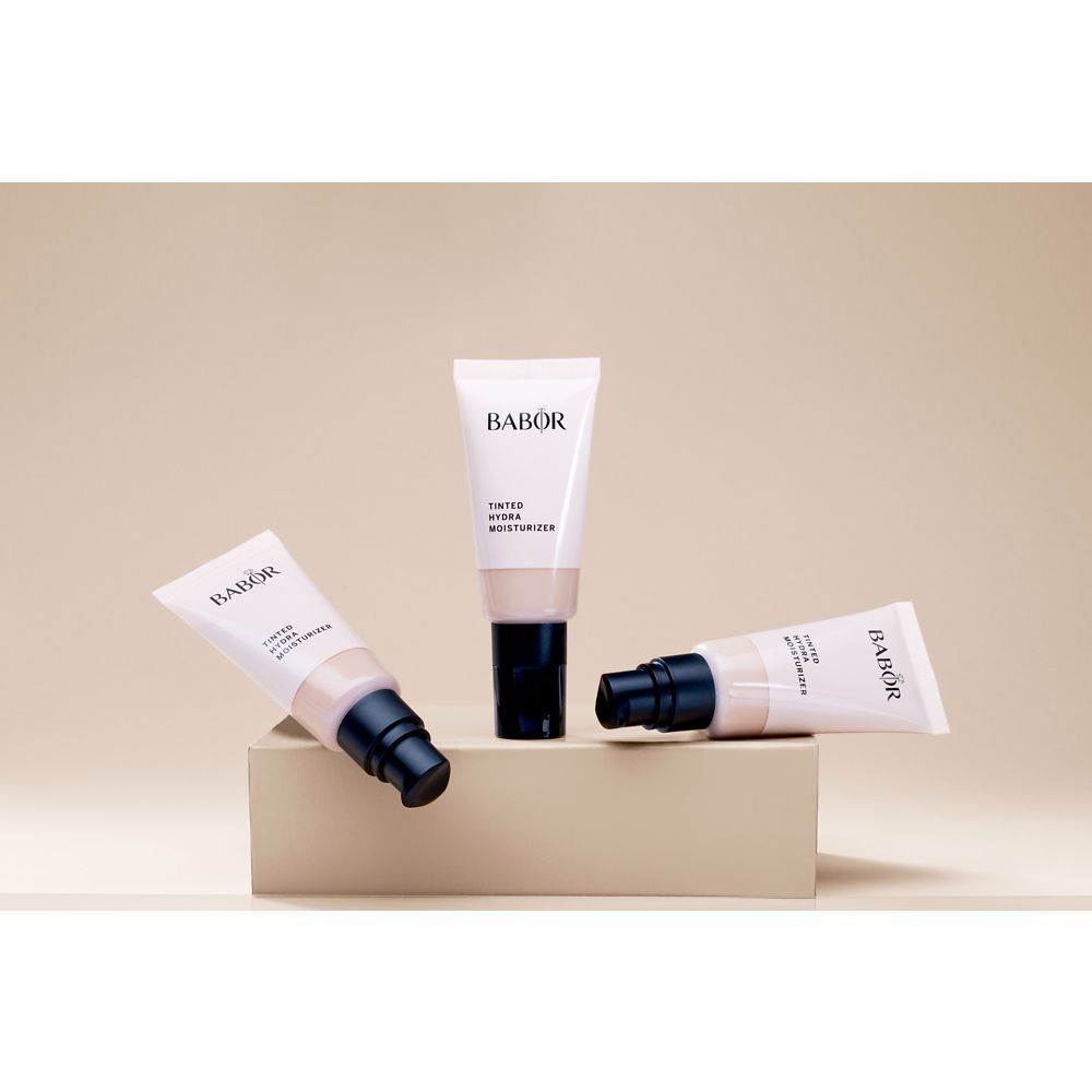 Drie tubes getinte hydraterende crème. Opschrift: BABOR, TINTED HYDRA MOISTURIZER.