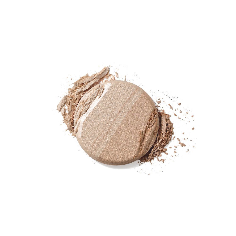 Ronde highlighter met drie tinten, gedeeltelijk verkruimeld. Lichte en donkere tinten. Op witte achtergrond.