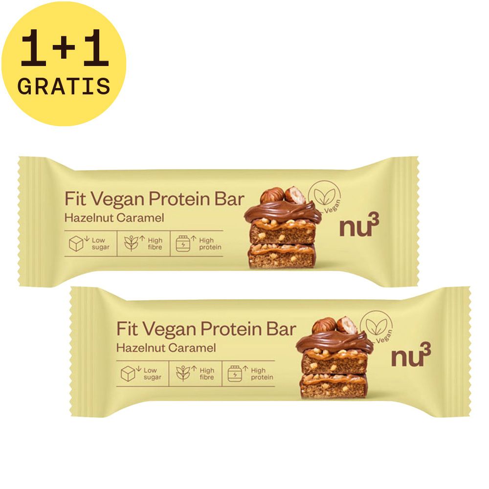 Twee eiwitrepen in gele verpakking. Opschrift: Fit Vegan Protein Bar, Hazelnoot-Karamel. Met 1+1 GRATIS sticker.