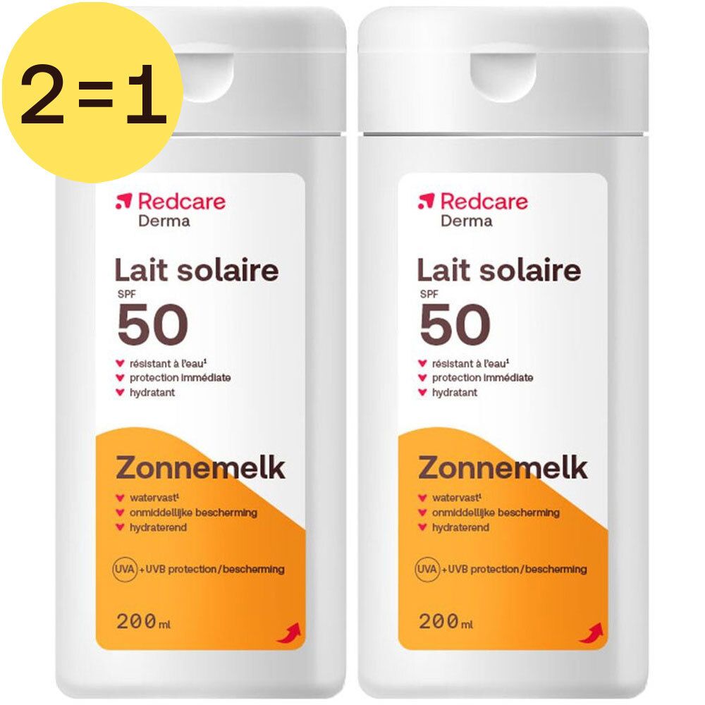 Twee flessen Redcare Derma Lait solaire SPF 50, 2 voor 1. Witte flessen met oranje etiketten. Tekst: Zonnemelk, 200ml.