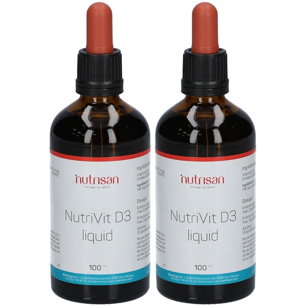Twee flessen NutriVit D3 Liquid met pipetten. Bruine glazen flessen met wit etiket en rode tekst. Merk: Nutrisan.