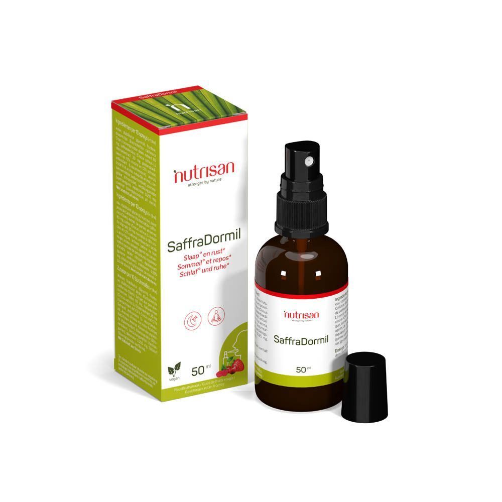 Bruine fles met verstuiver en zwarte dop naast groene doos. Opschrift: Nutrisan SaffraDormil. 50 ml.