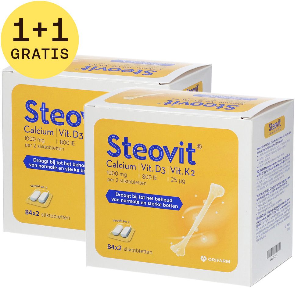 Twee dozen Steovit Calcium, Vitamine D3, Vitamine K2. Opschrift: 1+1 GRATIS. Bevat tabletten en een bot afbeelding.