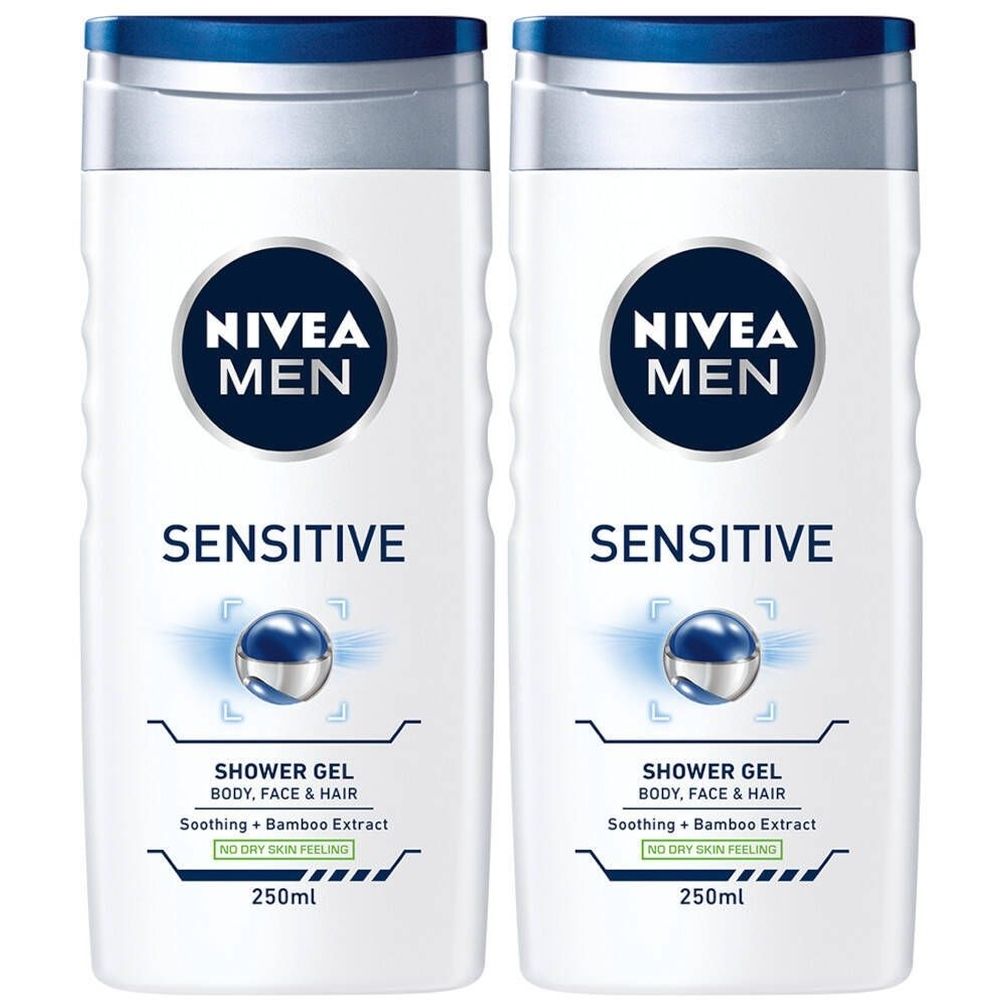 Twee witte douchegelflessen met blauwe doppen. Opschrift: NIVEA MEN SENSITIVE SHOWER GEL. 250ml. Met bamboe-extract.