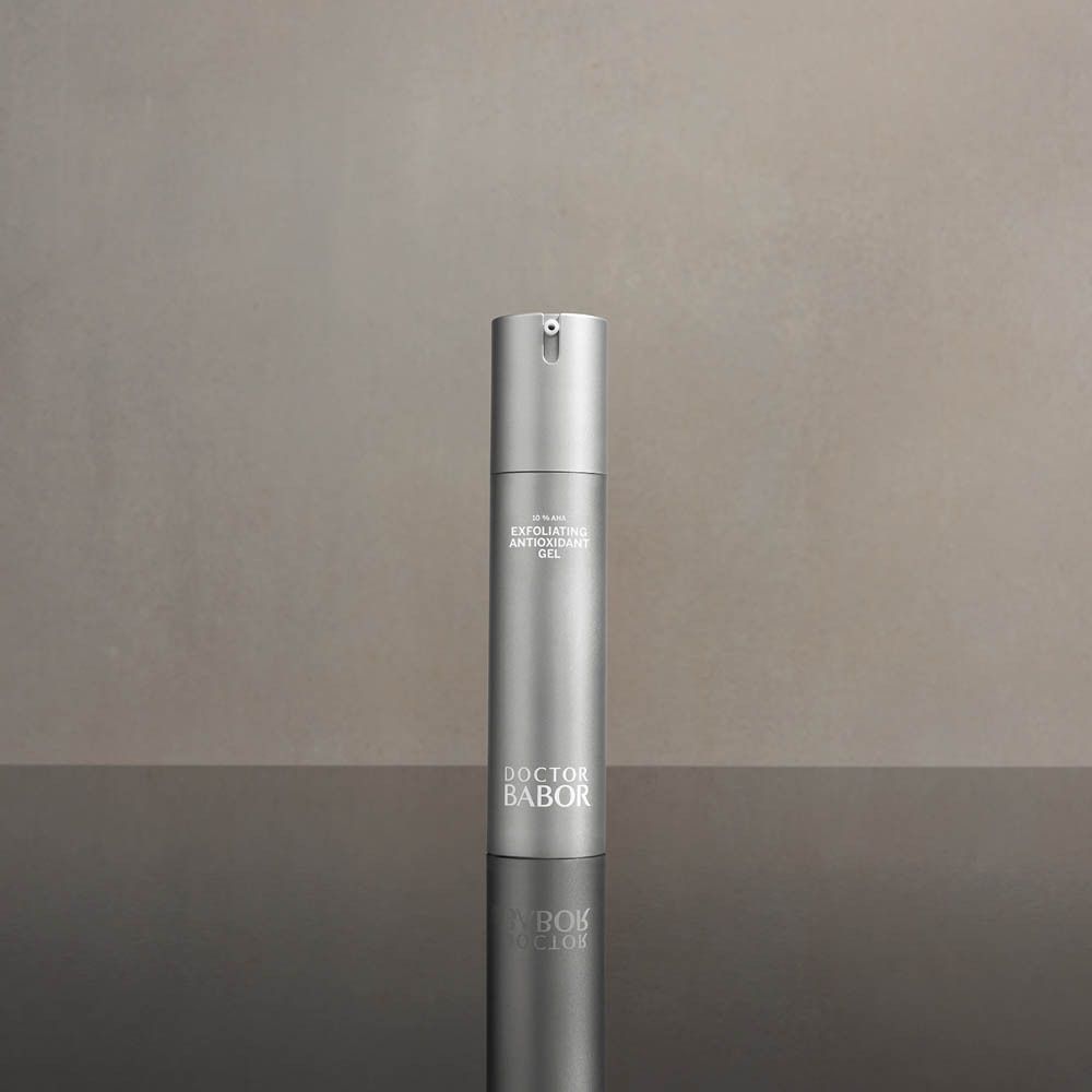 Zilveren fles met doseerpomp. Opschrift: DOCTOR BABOR, EXFOLIATING ANTIOXIDANT GEL.