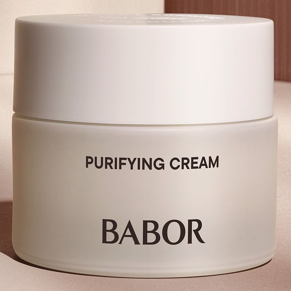 Crèmetiegel met witte deksel. Op de pot staat PURIFYING CREAM en BABOR.