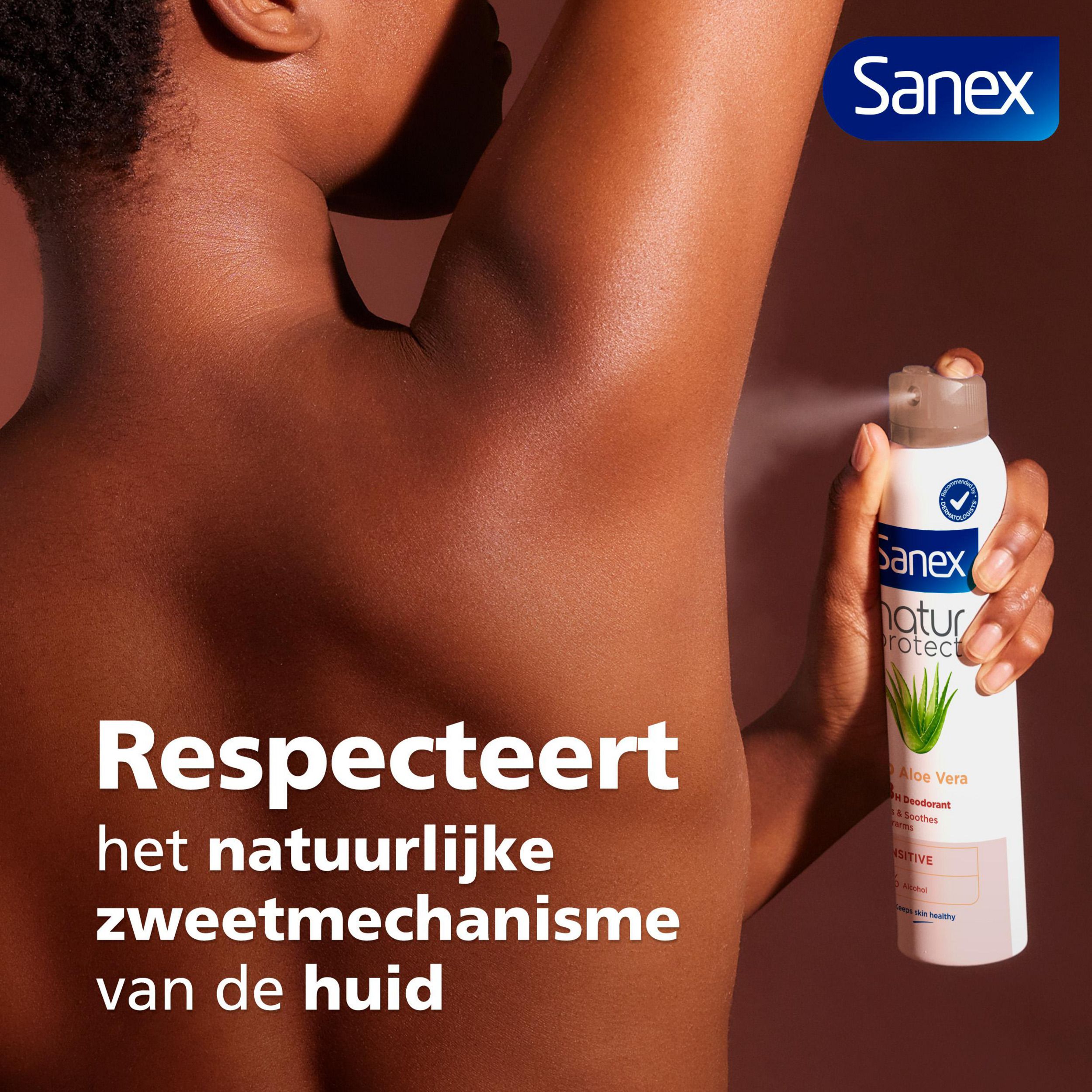 Sanex Deodorant. Persoon spuit deodorant. Tekst: Respecteert het natuurlijke zweetmechanisme.