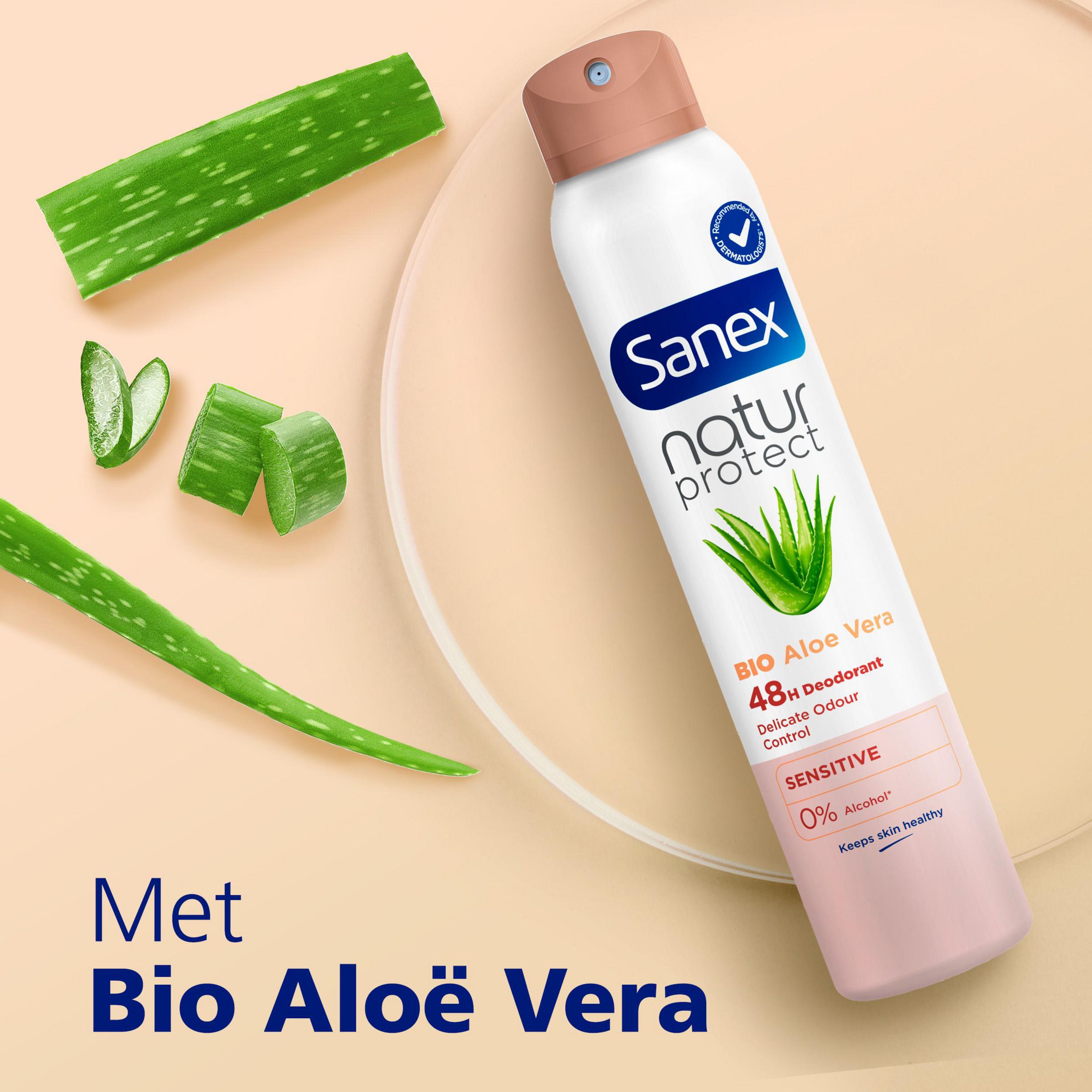 Sanex Natur Protect deodorant. Witte spuitbus met bruine dop. Aloë Vera. Tekst: 48h, Sensitive, 0% alcohol.