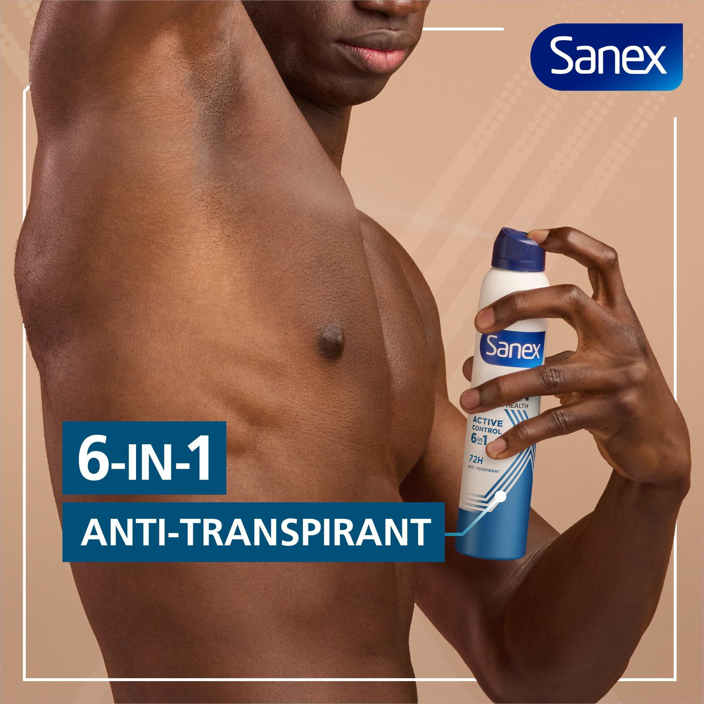 Man houdt Sanex spray vast. Tekst: Anti-transpirant, 6-IN-1. Bruine achtergrond. Productafbeelding.