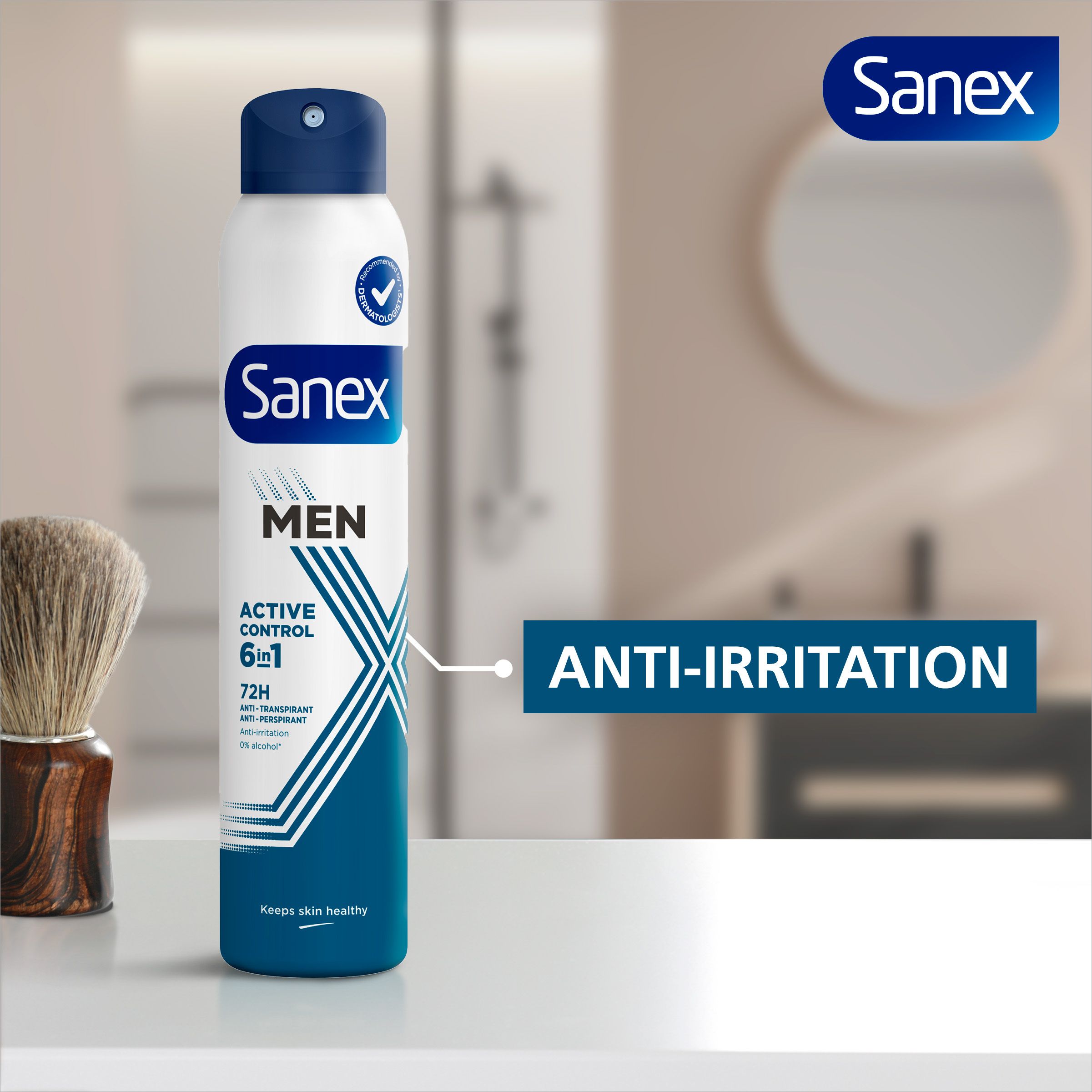 Spray Sanex à côté d'un blaireau. Texte: Anti-irritation. Fond salle de bain. Visuel produit.