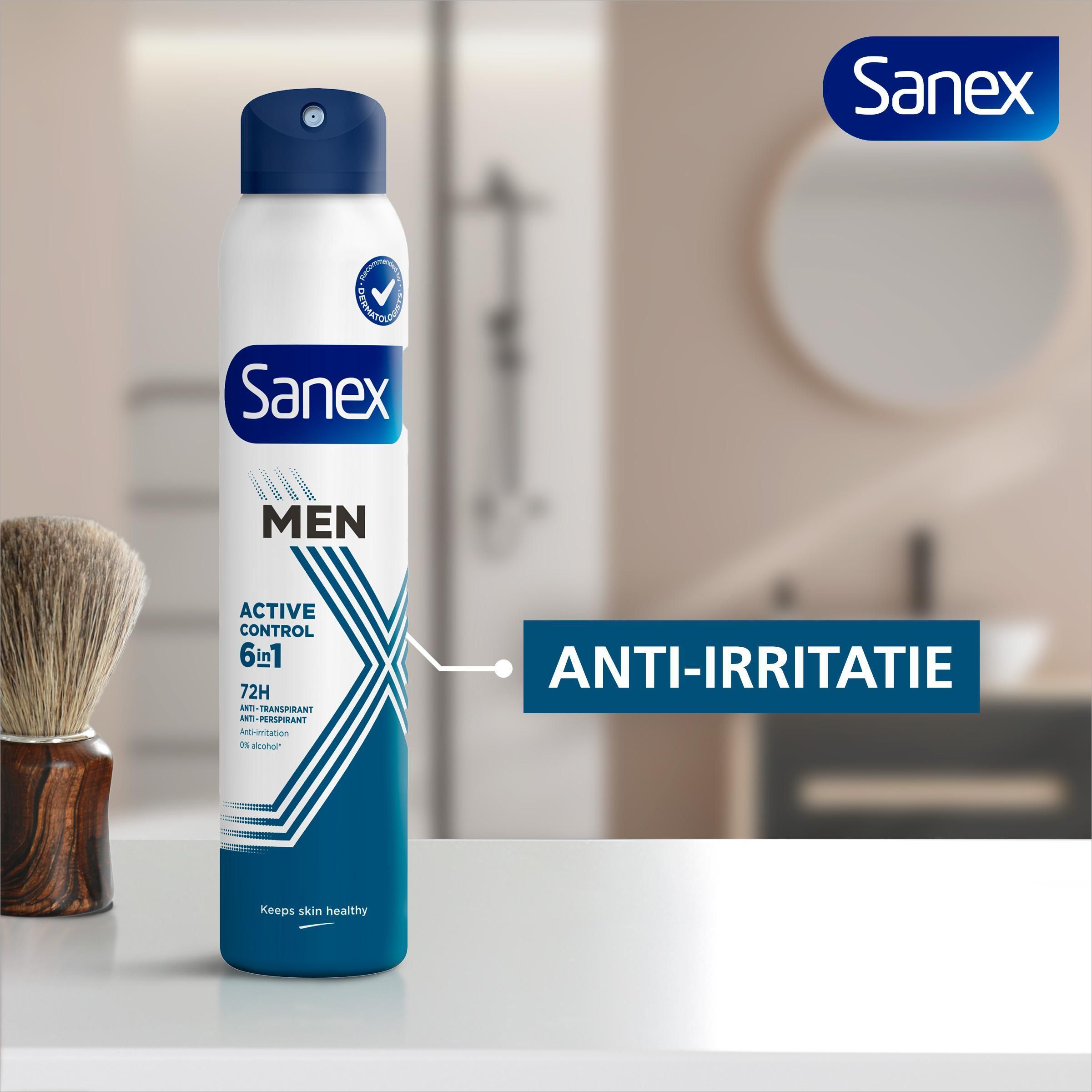 Sanex spray naast scheerkwast. Tekst: Anti-irritatie. Badkamer achtergrond. Productafbeelding.